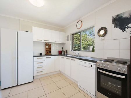 Charming 3-Bedroom Unit in Sought-After Shelly Beach - Photo 3
