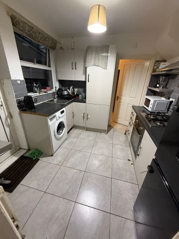 Room in a Shared House, CR7 - Photo 4