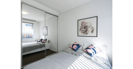 COZY MODERN 3 BEDROOM FULLY FURNISHED APARTMENT IN ST KILDA EAST WITH WITH TRAM AT DOORSTEP!!!. - Photo 3