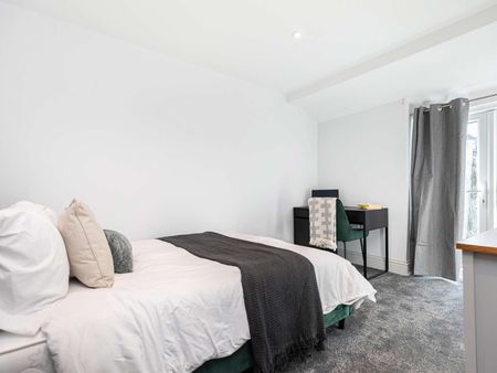 Luxury 7 Double En-Suite Bedrooms in a Shared Property - Photo 4