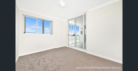 Luxury Apartment with Sydney CBD Views - Photo 4
