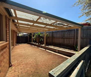 8 Frances Crescent, Cranbourne North VIC - Photo 3