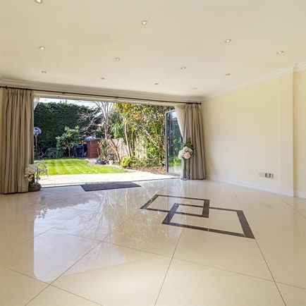 5 bedroom detached house to rent - Photo 1
