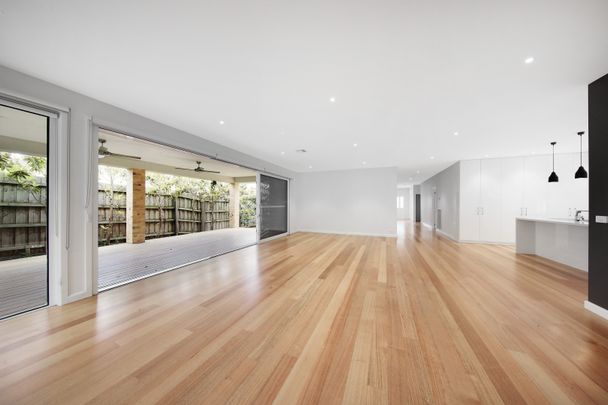 11 Velra Ave, Murrumbeena VIC 3163 - House For Rent | Domain - Photo 1