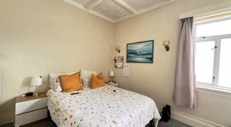 Cozy Bungalow in Royal Oak - Photo 2