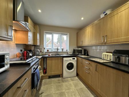 3 bedroom semi-detached house to rent - Photo 2