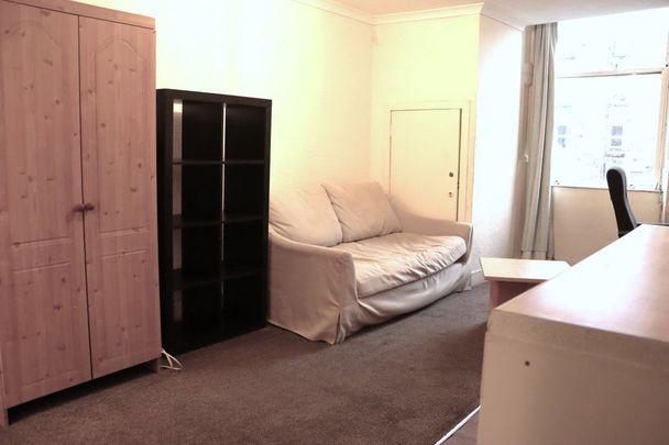 1 Bed Flat - Photo 1