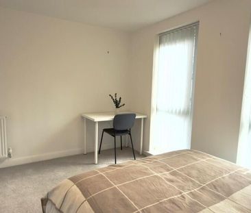 Room in a Shared House, Ambassador Building, SW11 - Photo 2