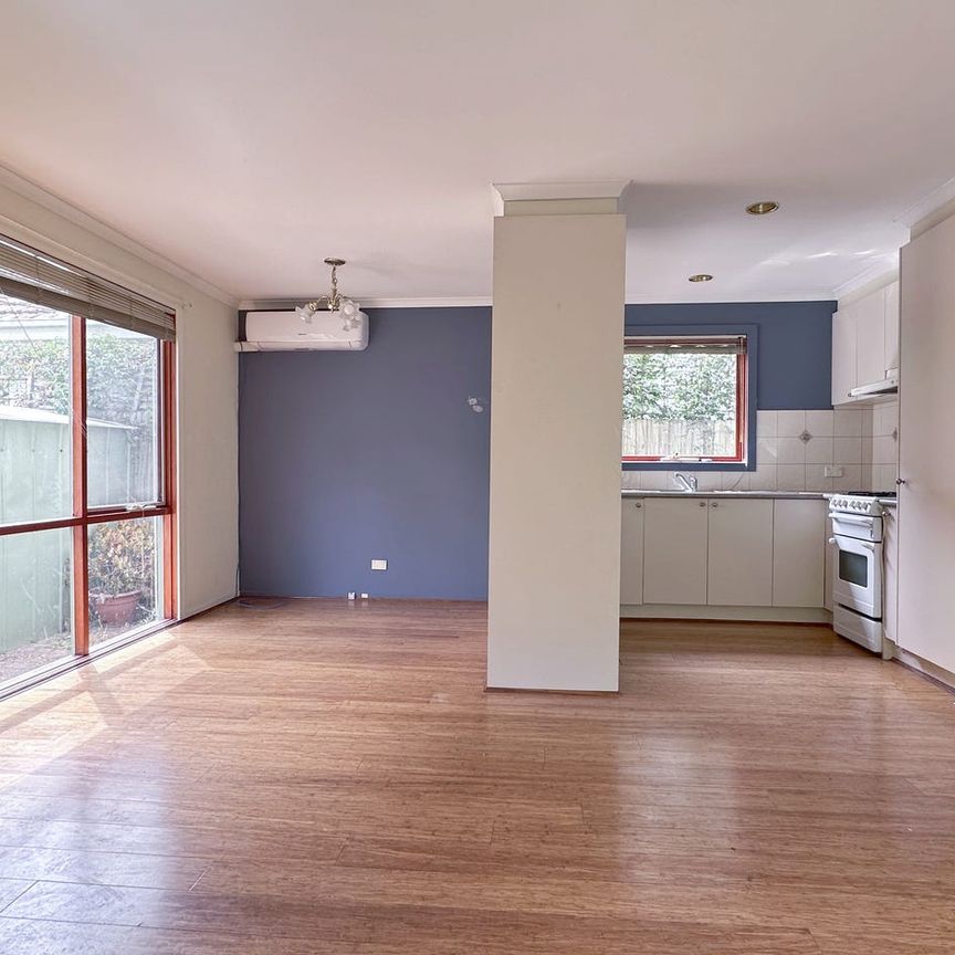 Cosy home with bright granny flat - Photo 1