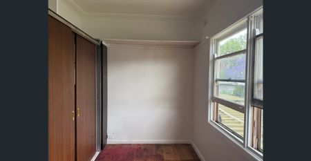 Family House For Rent // Walk to Station - Photo 2