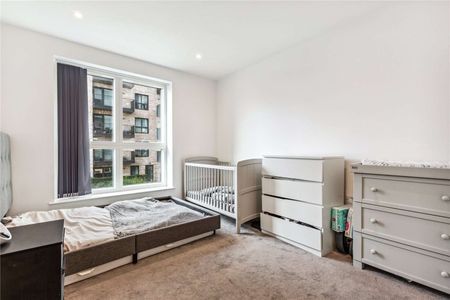 A well presented two bedroom apartment located in Edwin House part of Berkeley Homes - The Green Quarter. - Photo 4