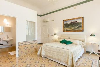 Center-Historic Jewish Quarter: Elegant apartment situated in beautiful Palazzo Nobiliare. Entrance, spacious living with original wood frescoed ceilings, large modern dining and kitchen, 4 bedrooms, 4 Baths, small terrace. #1527