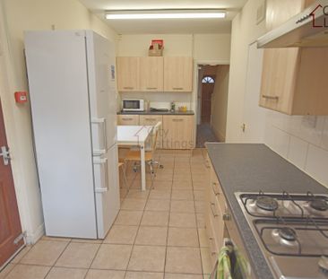 5 Bedroom Semi-Detached House - Photo 2