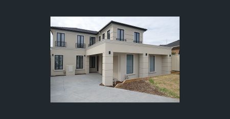 Heading Modern & Bright Town Residence with Gardening Included - Photo 3