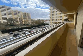 Apartamento T2 para arrendamento sem móveis com piscina nas Laranjeiras, Lisboa