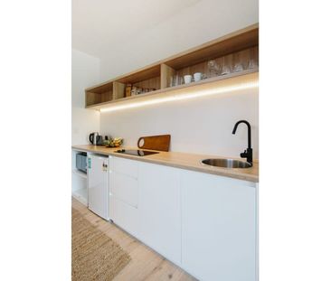 Luxurious Designer Studio - Bills Included - Photo 5