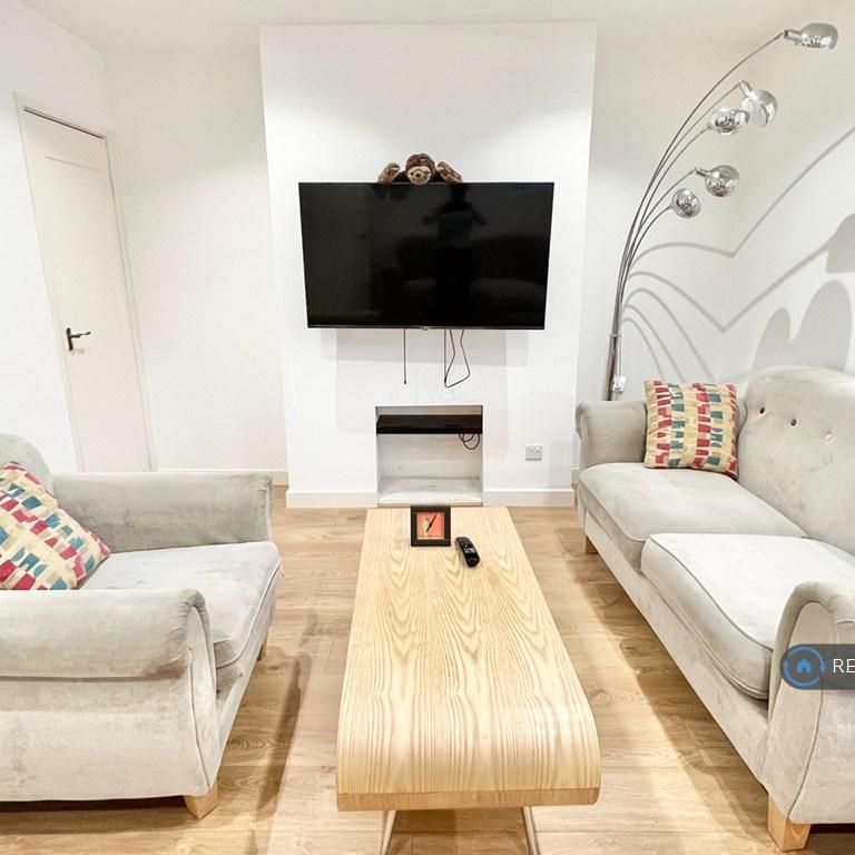 4 bedroom semi-detached house to rent - Photo 1