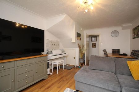 4 bedroom terraced house to rent - Photo 3