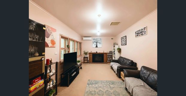 Spacious Family Home on 1,000m² – Huge Backyard, Double Carport & Central Location - Photo 1