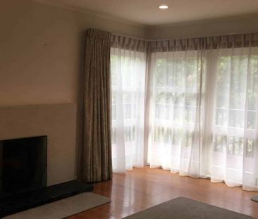 Family Home with lovely outdoor space - Photo 2