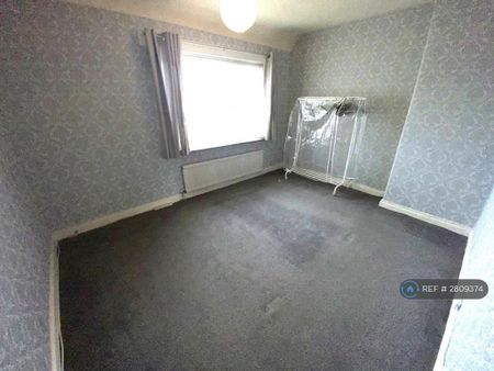 4 bedroom semi-detached house to rent - Photo 5