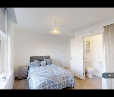 3 bedroom flat to rent - Photo 4