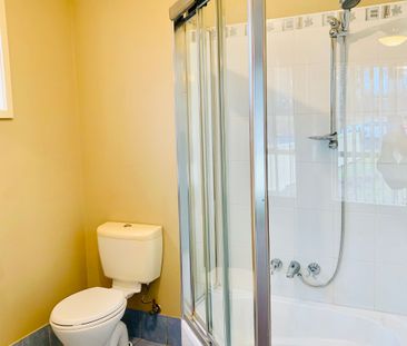 STUNNING 4 BEDROOM HOME CLOSE TO TOWN CENTER - Photo 6