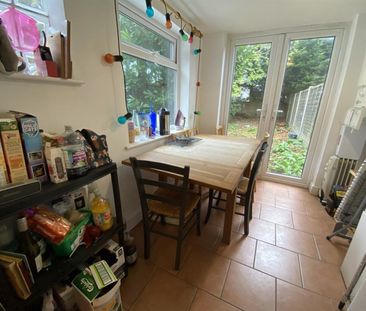 5 bedroom House To Let - Photo 2