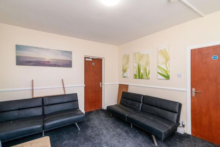 1 bedroom in a house share to rent - Photo 3