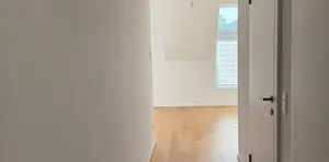 Dachgeschosswohnung | Maßgefertigter Einbauschrank im Vorraum | Balkon | Klimaanlage - Photo 2