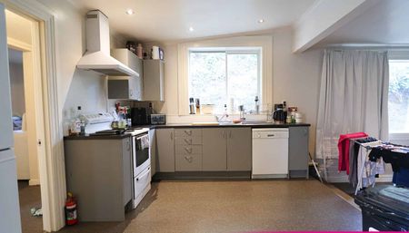 Spacious City Living - Photo 4