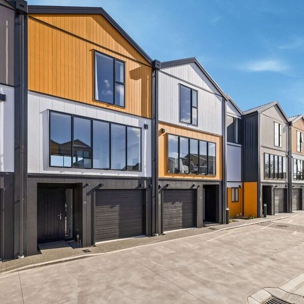 CITY CENTRE – 3 BEDROOM, 2 BATHROOM, SINGLE GARAGE - Photo 1