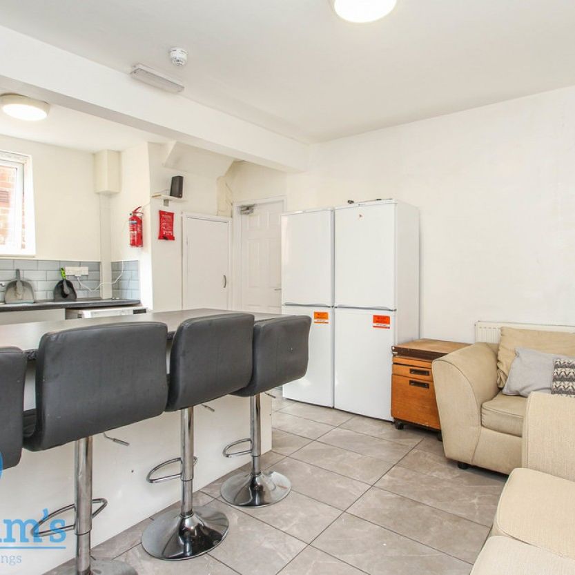 5 bed Semi-Detached House for Rent - Photo 1