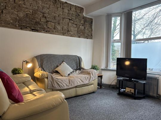 4 bedroom private hall to rent - Photo 1