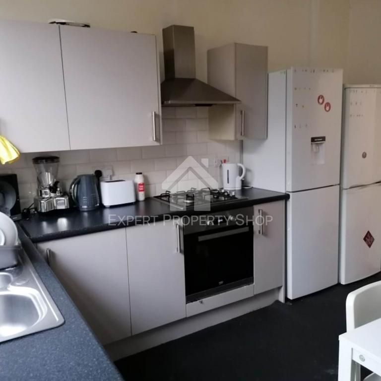 1 bedroom in a house share to rent - Photo 1
