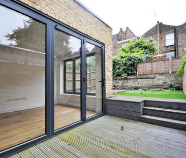 Two Bedroom Flat to rent in London - Photo 1