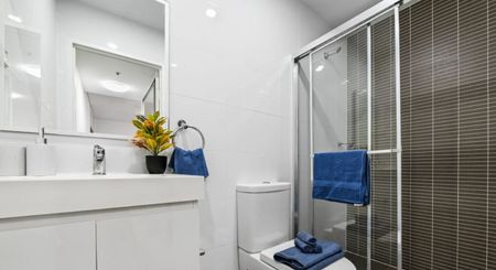 Modern and Spacious Two Bedroom Apartment 300M From Train Station and Shops - Photo 3