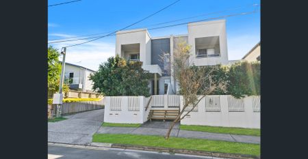 CONTEMPORARY TOWNHOUSE LIVING IN SOUGHT AFTER CARINA! - Photo 5