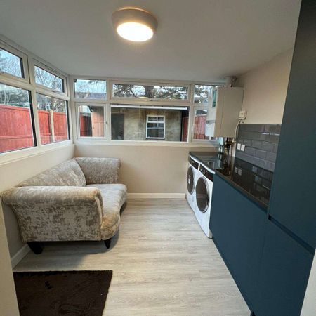 Modern, Bright Rooms with Private En-Suites Room 5 - Photo 3