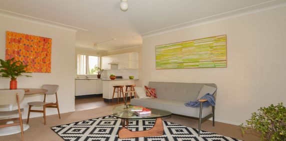 Convenient 2 Bedroom Apartment Close to Everything - Photo 2