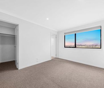 Modern 4-Bedroom Townhouse in Prime Location - Photo 5