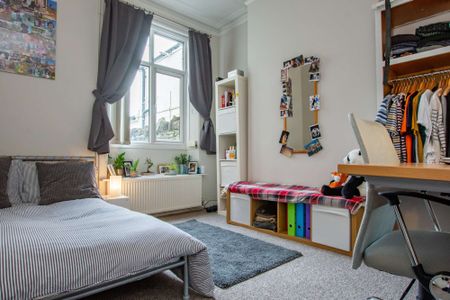 Large extension to kitchen/lounge with landscaped rear garden - Photo 4