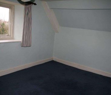 An imposing five-bedroom detached farmhouse on the edge of Neston v... - Photo 4