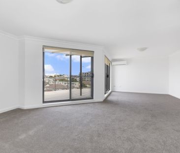 Modern Two Bedroom Unit – Walk To Beach & Shops! - Photo 3