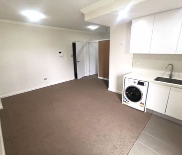 Modern One bedroom with full kitchen and 1 parking only $540 per week - Photo 5