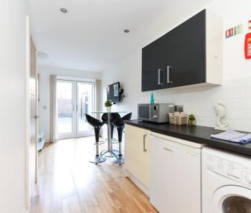 1 bedroom in a flat share to rent - Photo 4