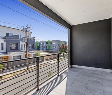 Stunning Three Bedroom Home - Photo 3