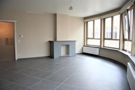 Stijlvol gerenoveerd appartement op de 1e verdieping met 3 slaapkamers in het centrum van Zottegem - Photo 4