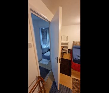 Room in a Shared House, Harlinger Street, SE18 - Photo 5