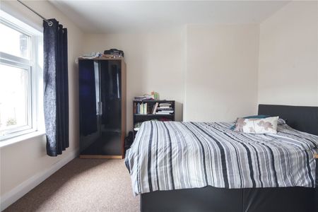 7 Birkhouse Lane, Huddersfield, HD5 - Photo 3